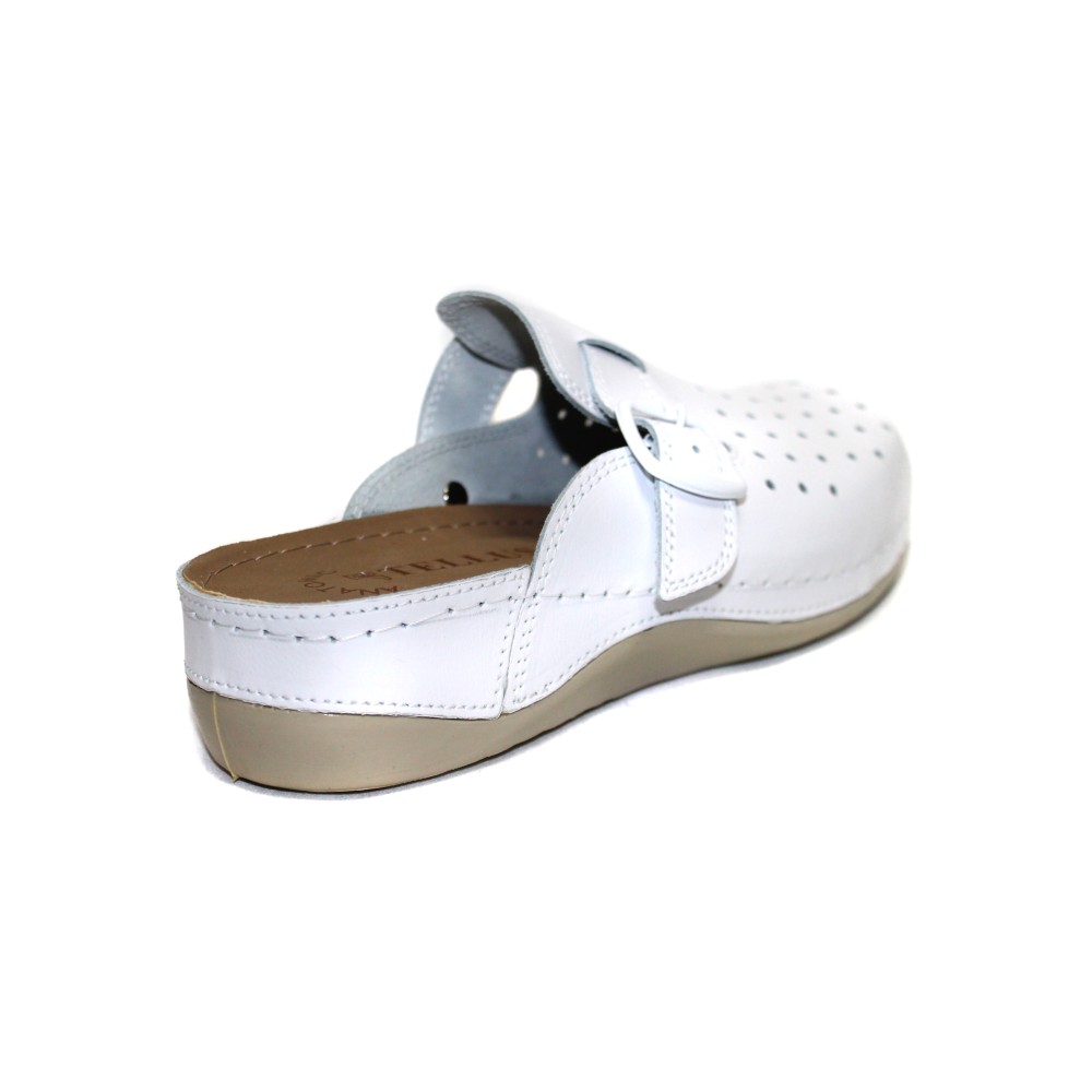 Сабо женские из натуральной кожи в белом цвете с крупной перфорацией
