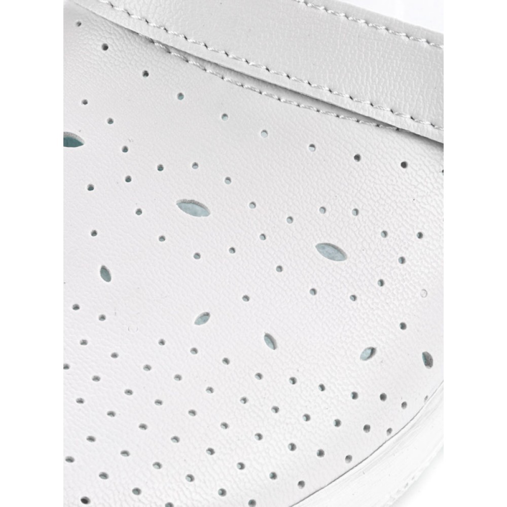 Сабо женские из искусственной кожи с ремешком и узорной перфорацией цвет белый