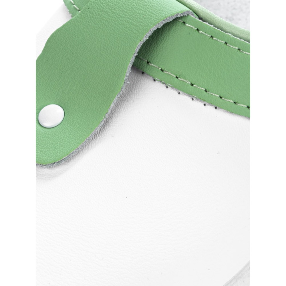 Сабо женские из натуральной кожи без перфорации с зелёным ремешком и натуральной стелькой цвет белый