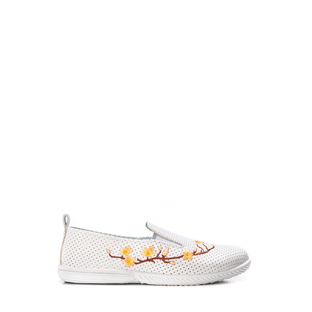 Туфли женские из искусственной кожи с вышивкой на ПВХ подошве цвет белый